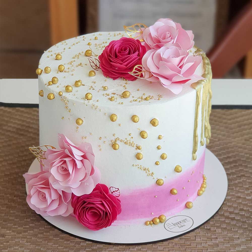 Bolo de aniversário feminino simples decorado com rosas de chantilly 